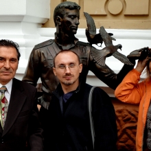 У памятника Гоцману с писателями Владимиром Ключинским и Татьяной Вечирко 